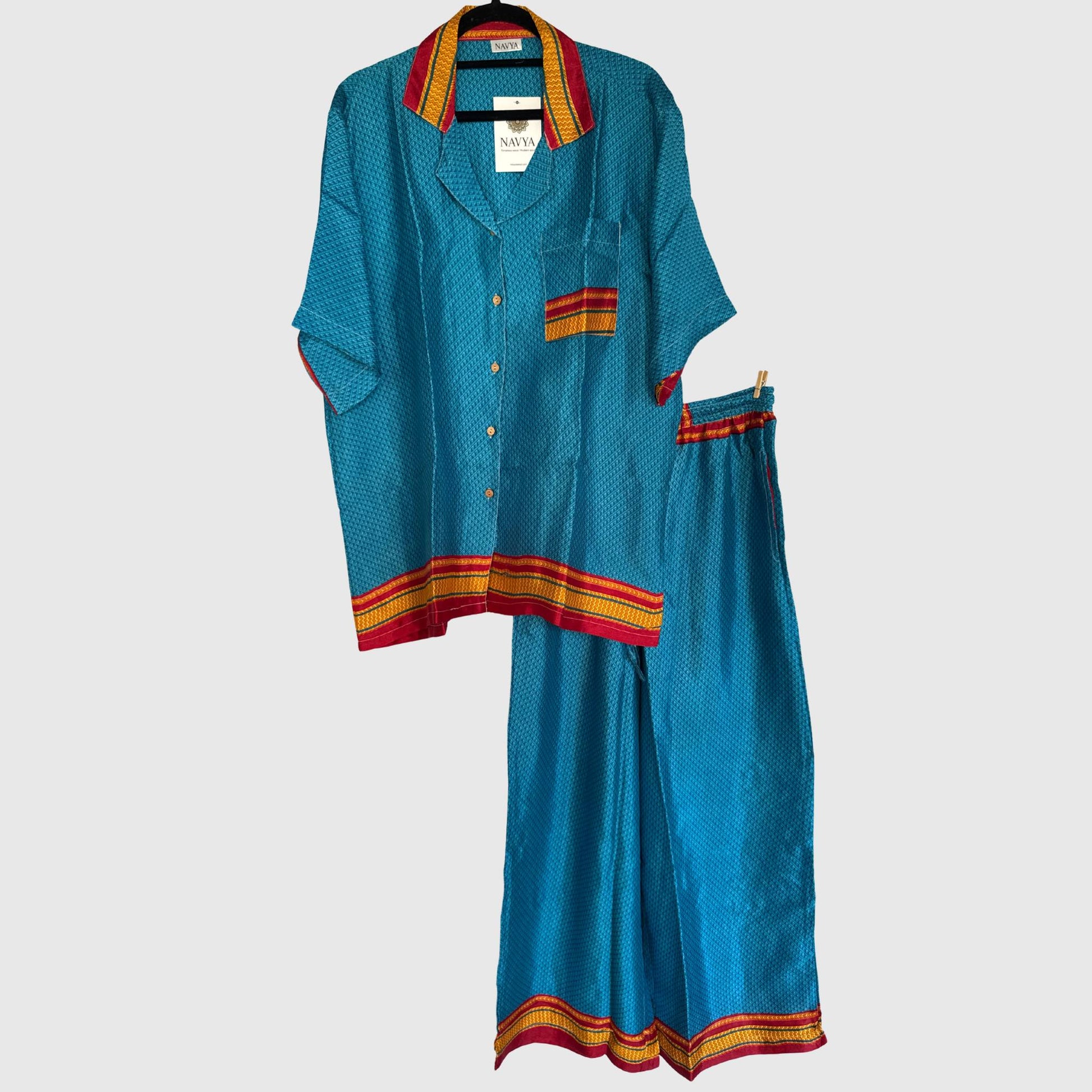 Upcycled Lounge Wear Set #1528 aus Vintage-Sari in Blau & Weiß – Vorderansicht