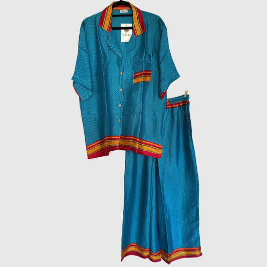Upcycled Lounge Wear Set #1528 aus Vintage-Sari in Blau & Weiß – Vorderansicht