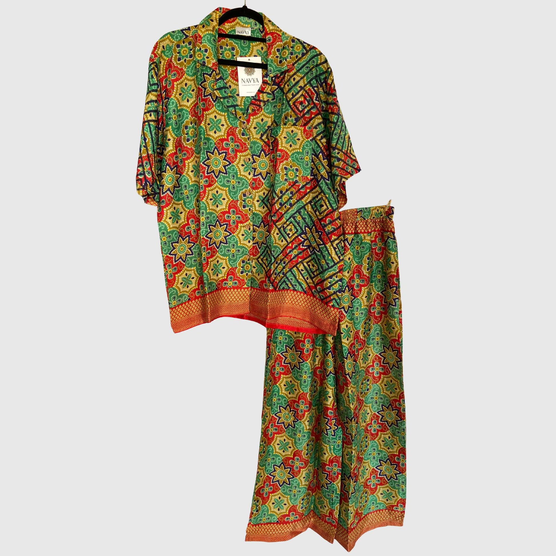 Upcycled Lounge Wear Set #1534 aus Vintage-Sari in Grün & Blau – Vorderansicht