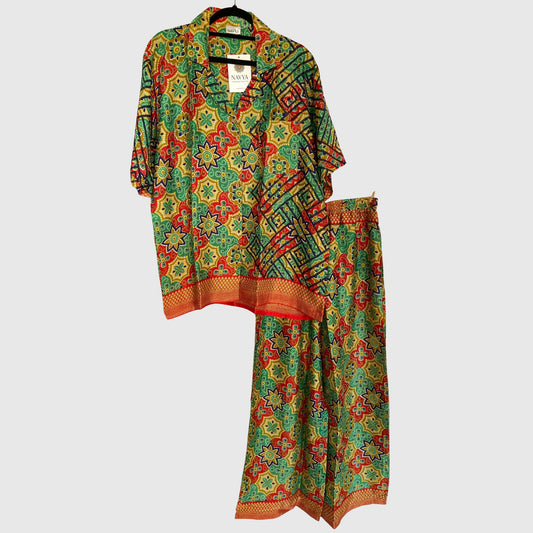 Upcycled Lounge Wear Set #1534 aus Vintage-Sari in Grün & Blau – Vorderansicht