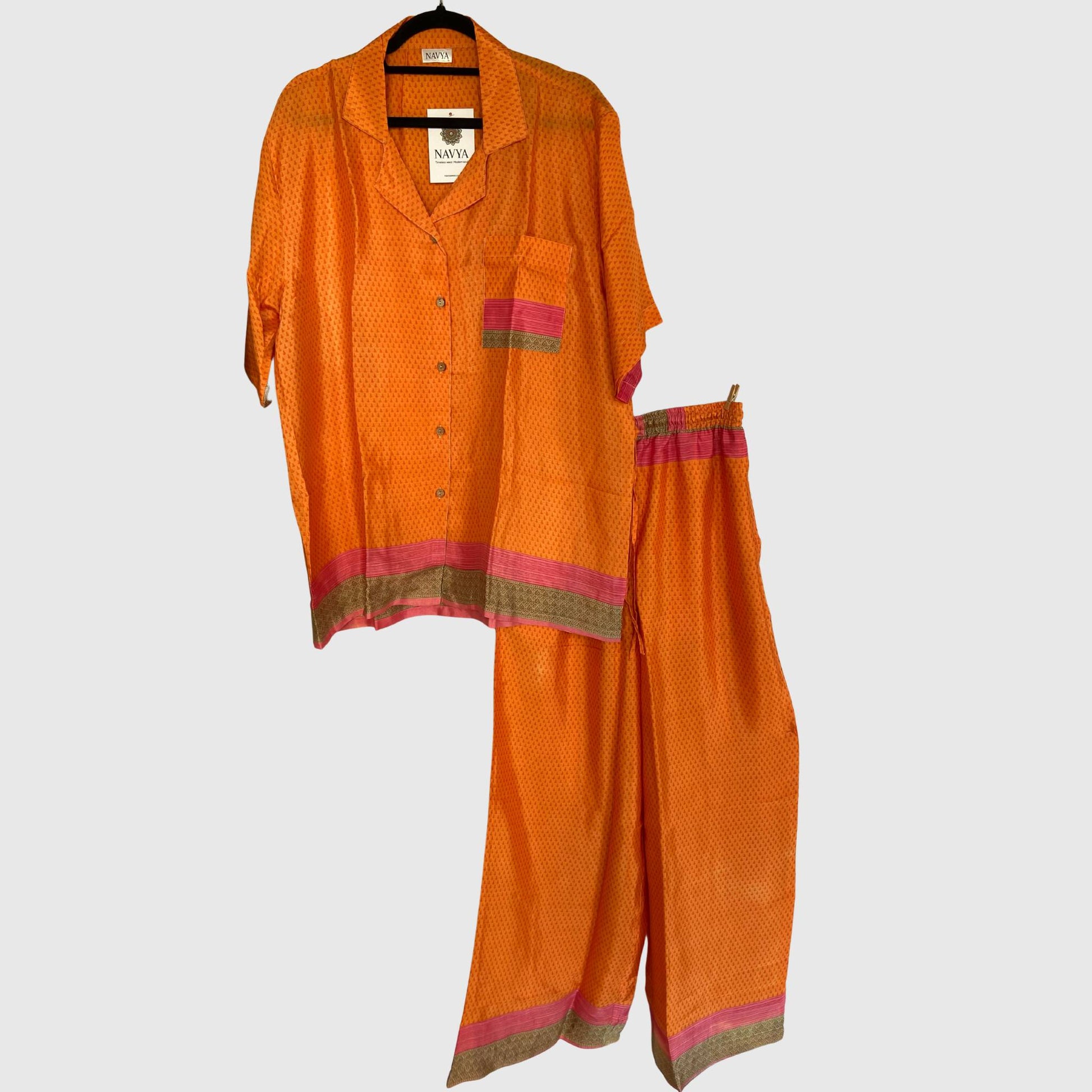 Upcycled Lounge Wear Set #1536 aus Vintage-Sari in Beige & Braun – Vorderansicht