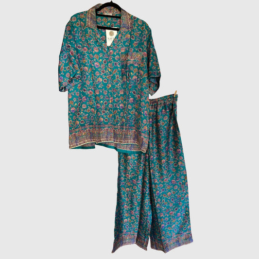 Upcycled Lounge Wear Set #1537 aus Vintage-Sari in Rot & Schwarz – Vorderansicht