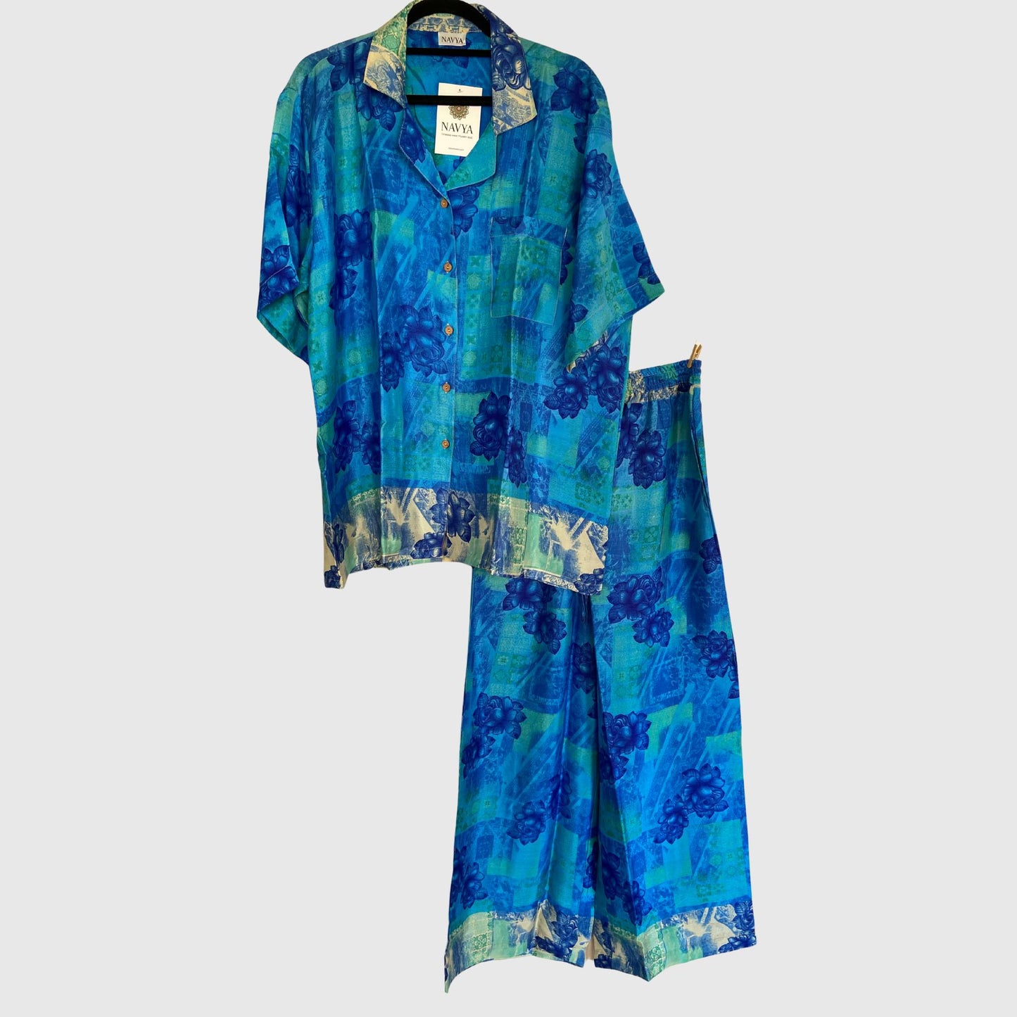 Upcycled Lounge Wear Set #1540 aus Vintage-Sari in Blau & Beige – Vorderansicht