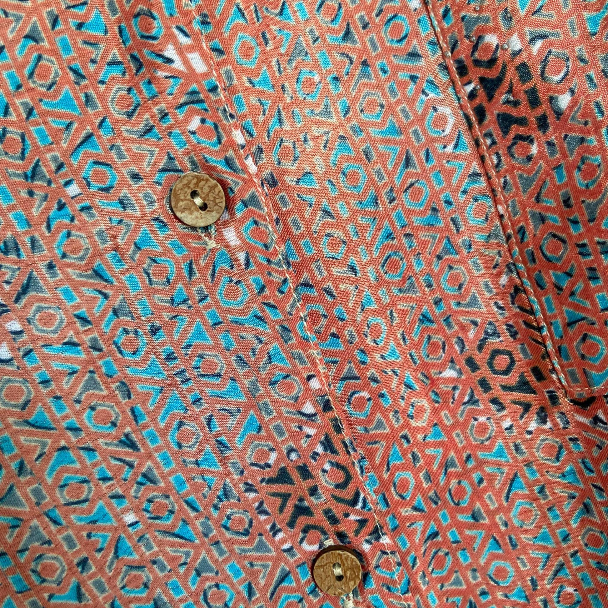 Upcycled Lounge Wear Set #1542 aus Vintage-Sari in Braun & Gold – Detailansicht