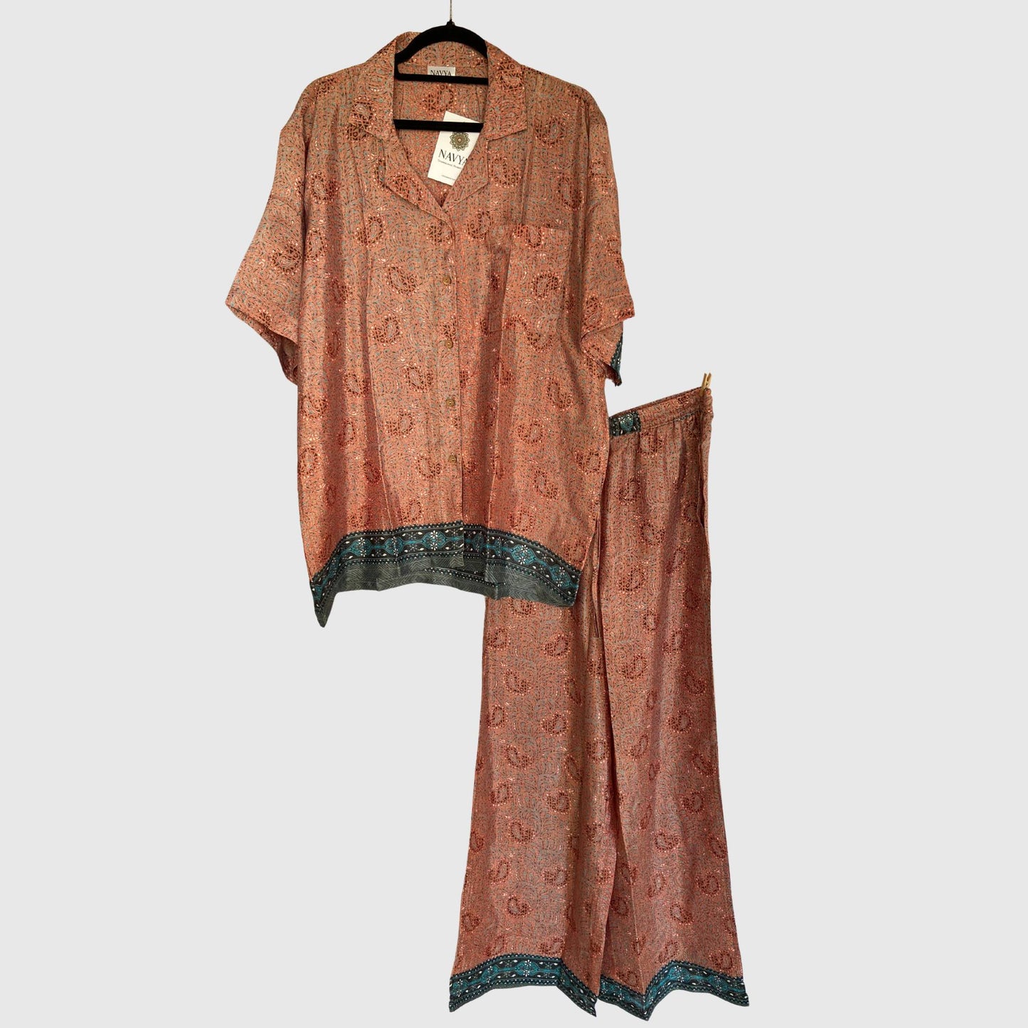 Upcycled Lounge Wear Set #1542 aus Vintage-Sari in Braun & Gold – Vorderansicht