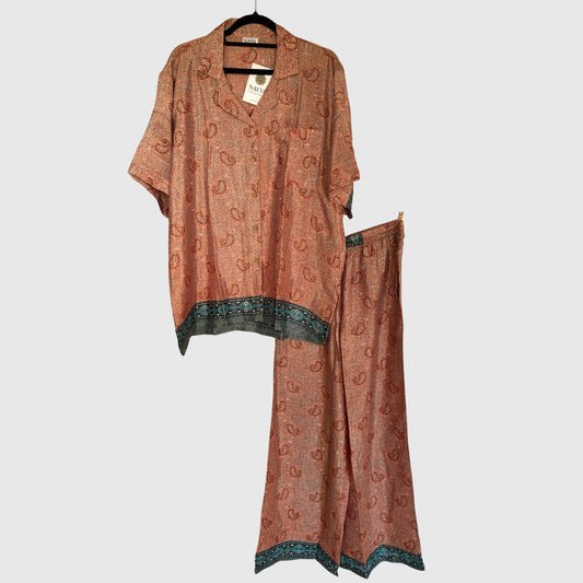Upcycled Lounge Wear Set #1542 aus Vintage-Sari in Braun & Gold – Vorderansicht