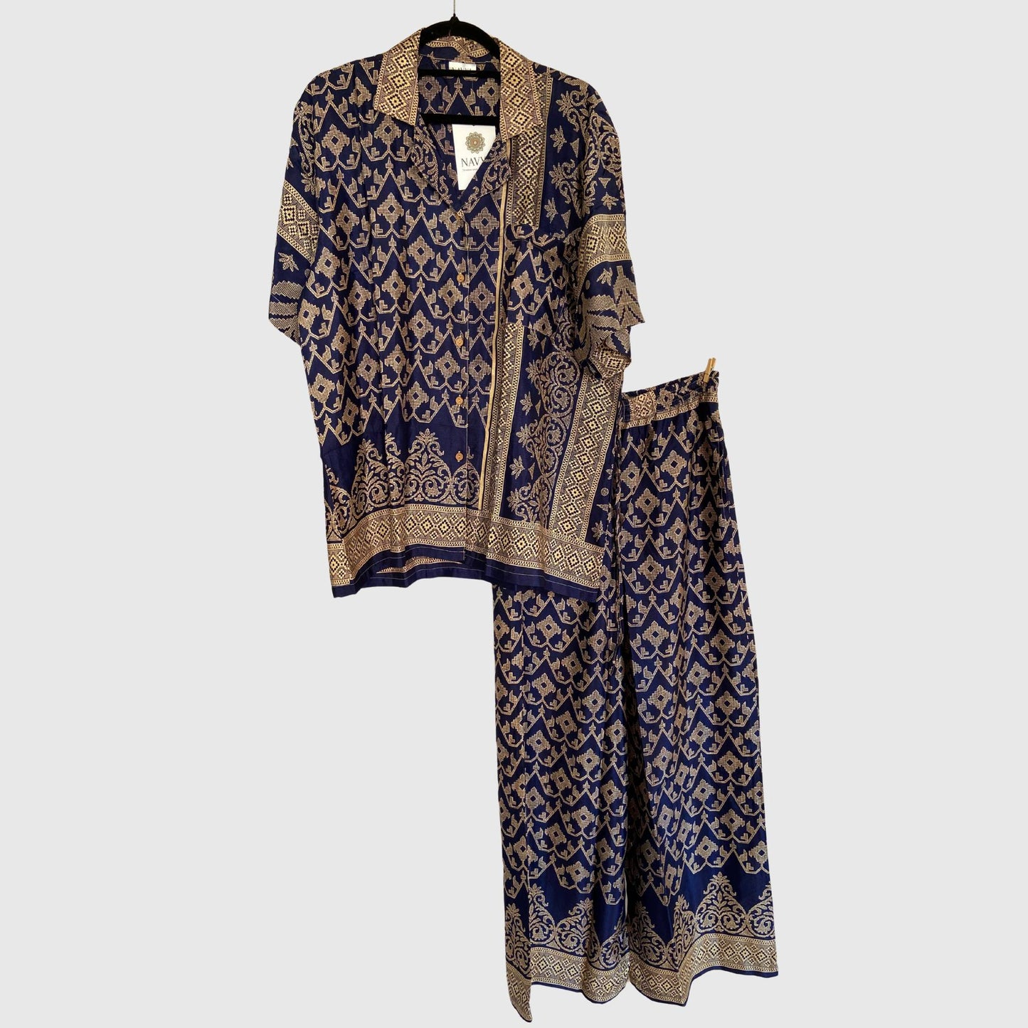 Upcycled Lounge Wear Set #1543 aus Vintage-Sari in Grau & Blau – Vorderansicht