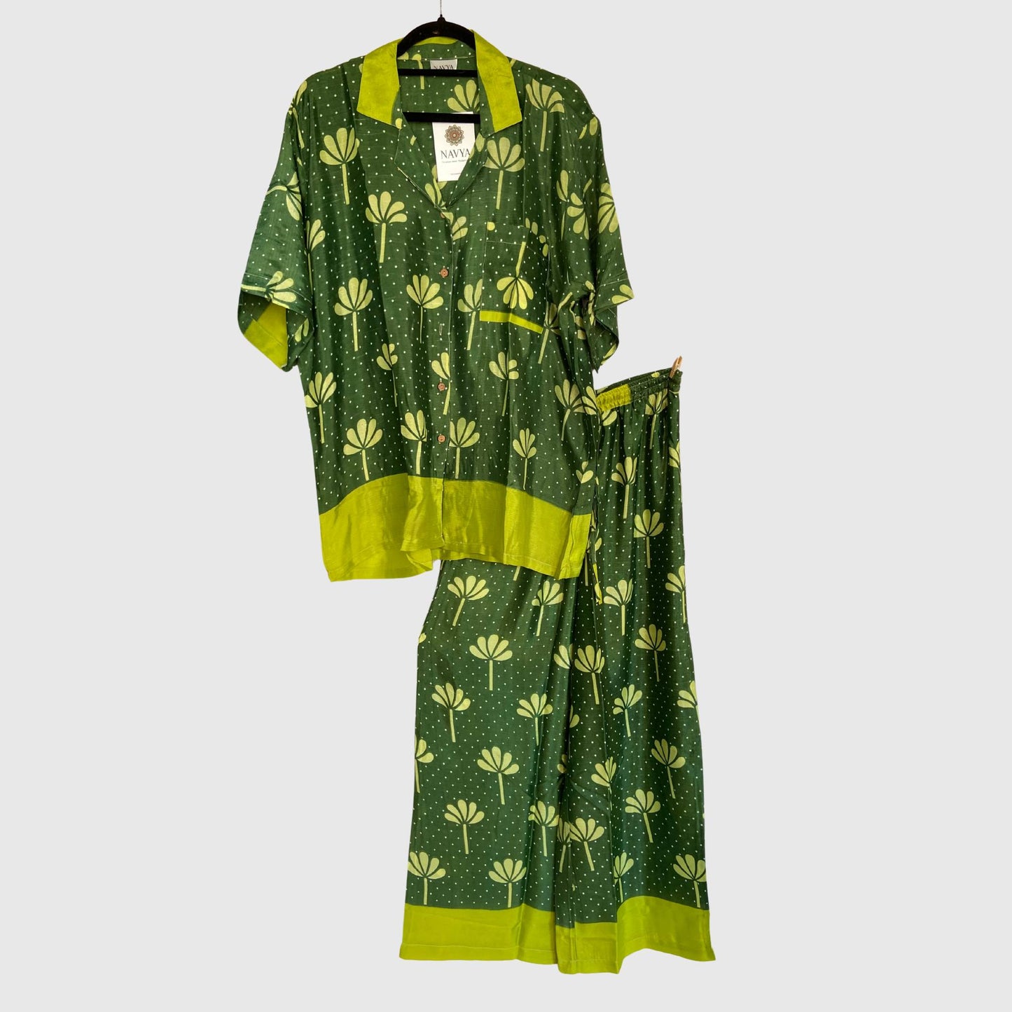 Upcycled Lounge Wear Set #1545 aus Vintage-Sari in Grün – Vorderansicht