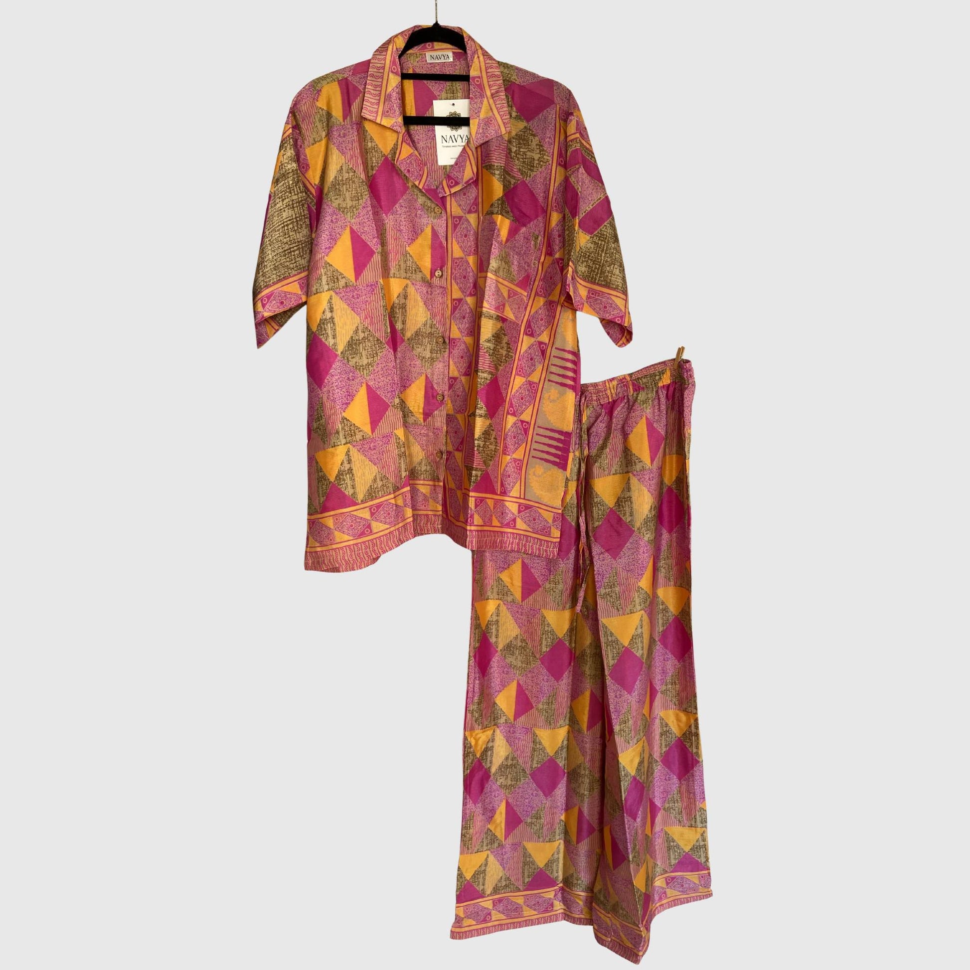 Upcycled Lounge Wear Set #1546 aus Vintage-Sari in Pink & Beige – Vorderansicht