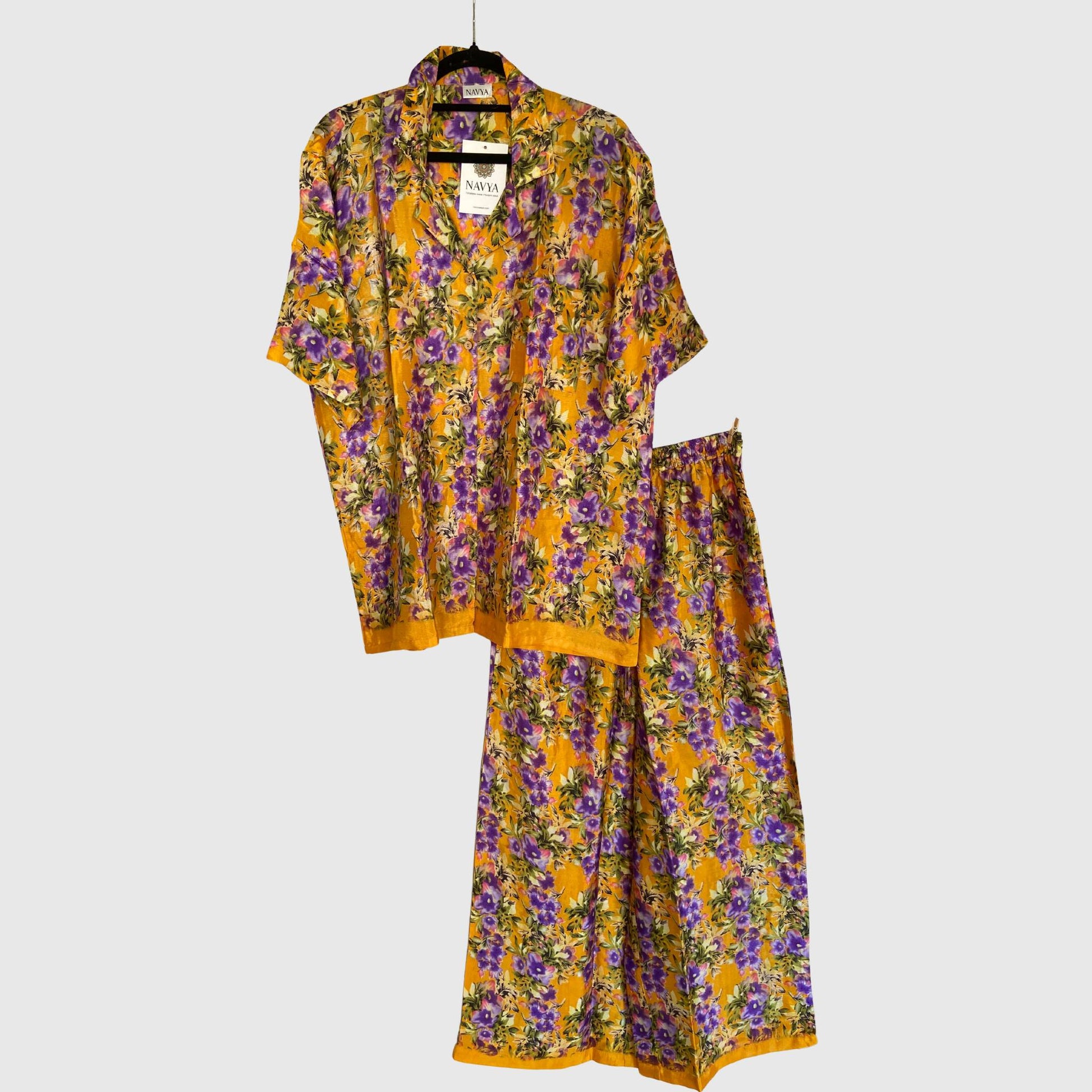 Upcycled Lounge Wear Set #1549 aus Vintage-Sari in Lila & Grau – Vorderansicht