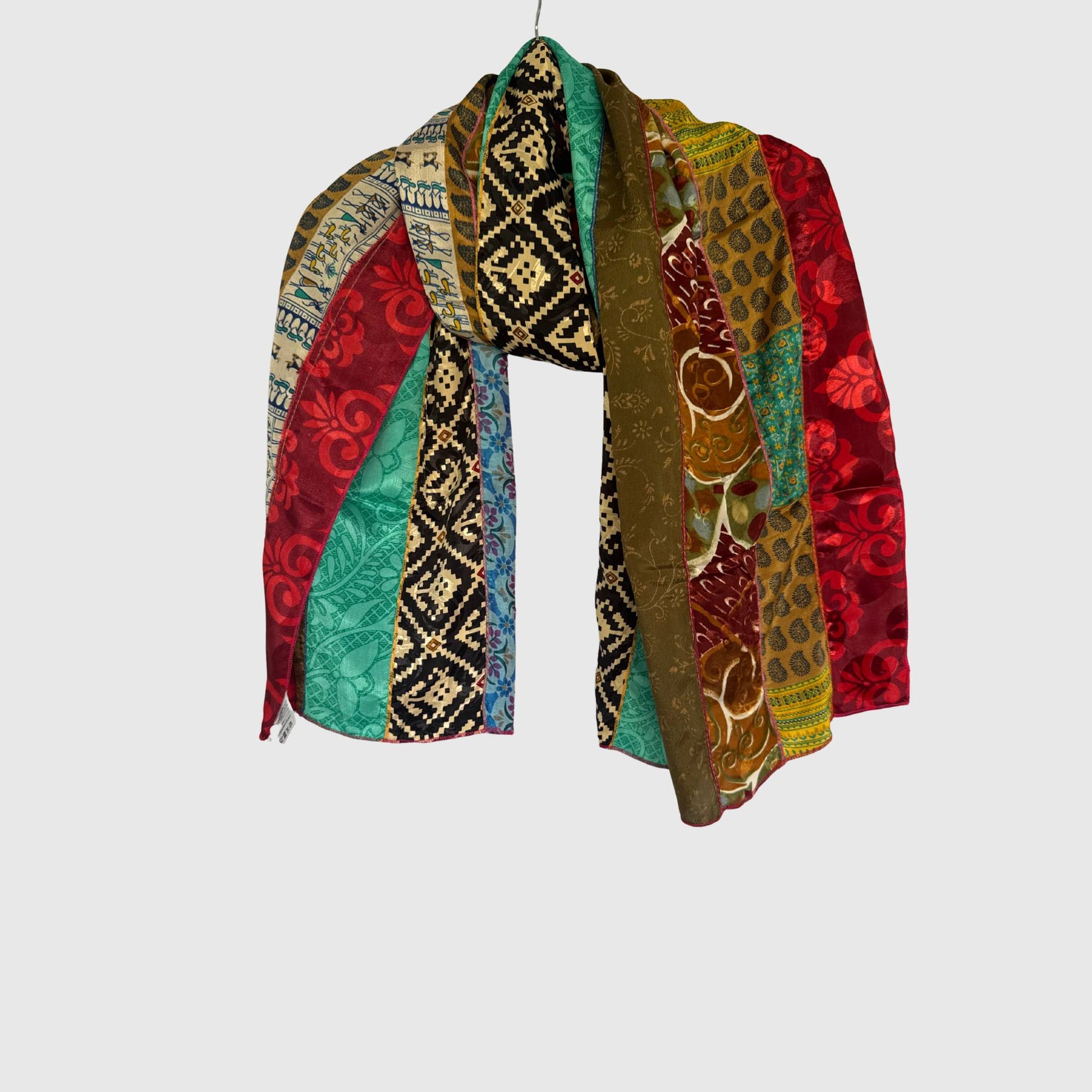 Upcycled Magic Scarf #1402 aus Vintage-Saris in Bunt – Vorderansicht