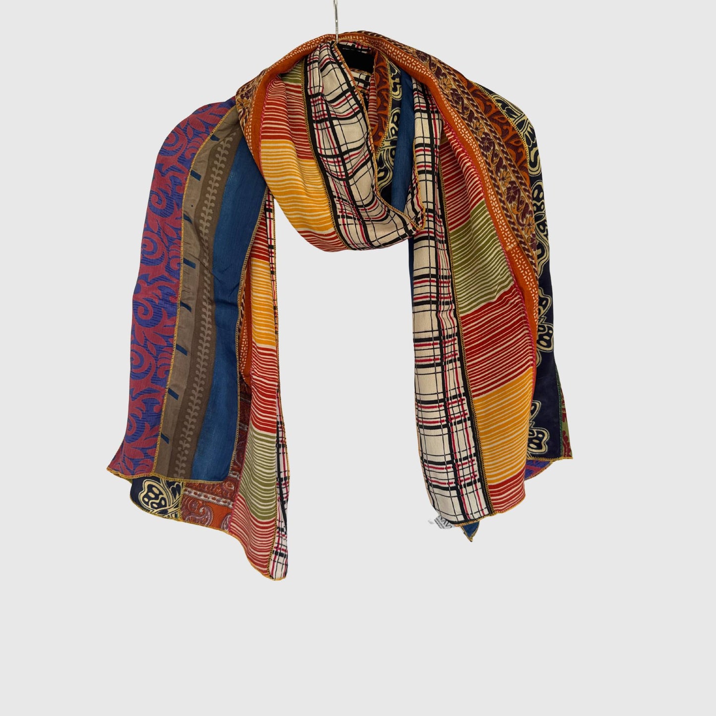 Upcycled Magic Scarf #1403 aus Vintage-Saris in Bunt – Vorderansicht