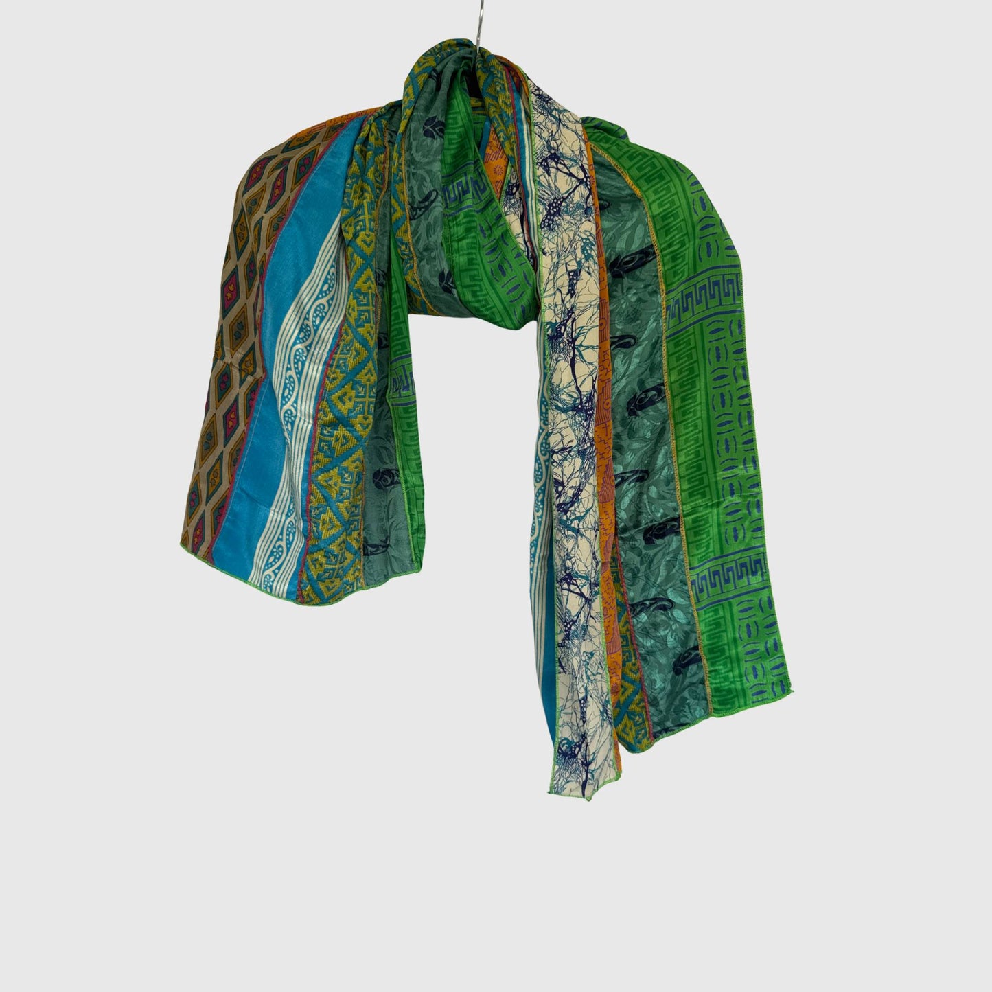 Upcycled Magic Scarf #1404 aus Vintage-Saris in Bunt – Vorderansicht