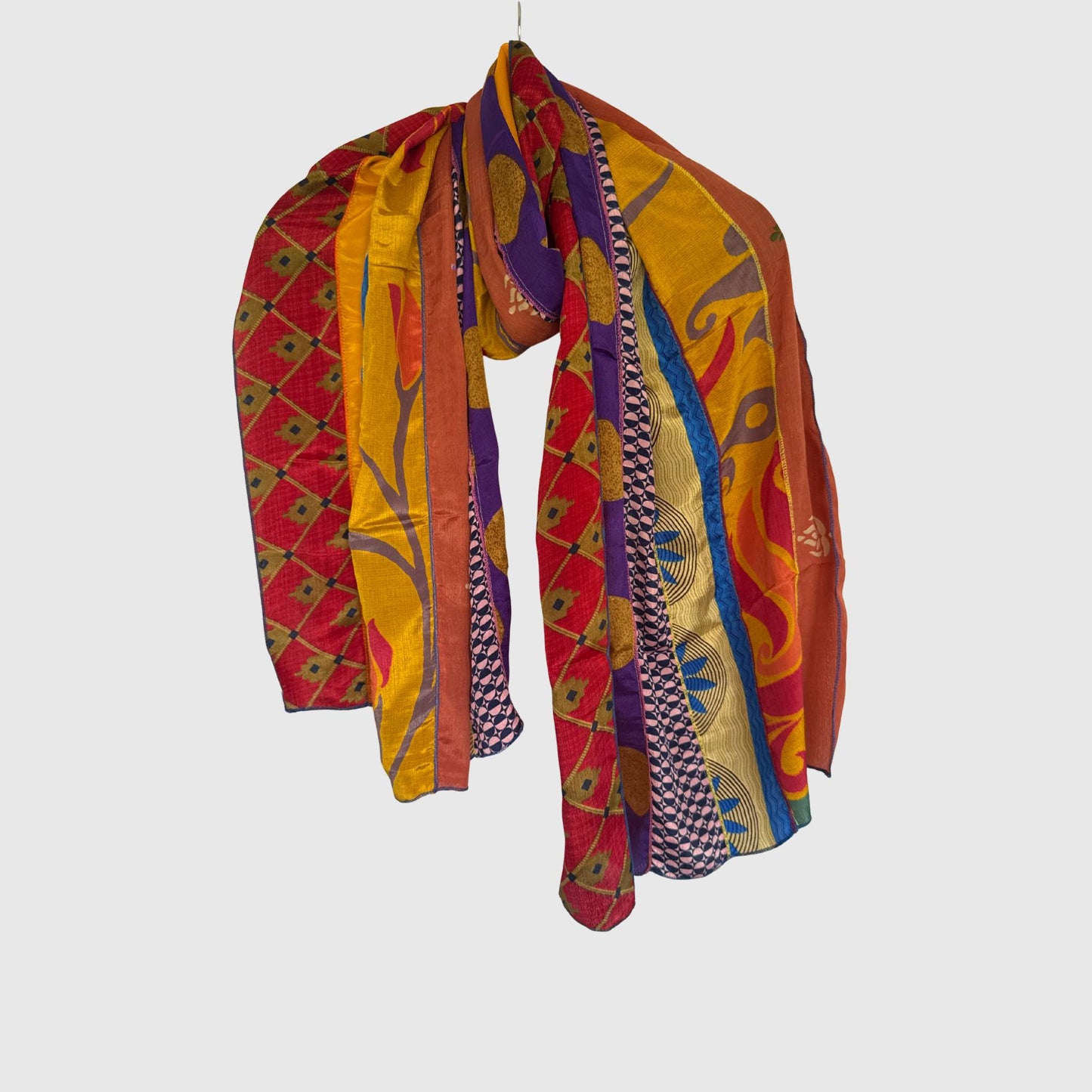 Upcycled Magic Scarf #1405 aus Vintage-Saris in Bunt – Vorderansicht
