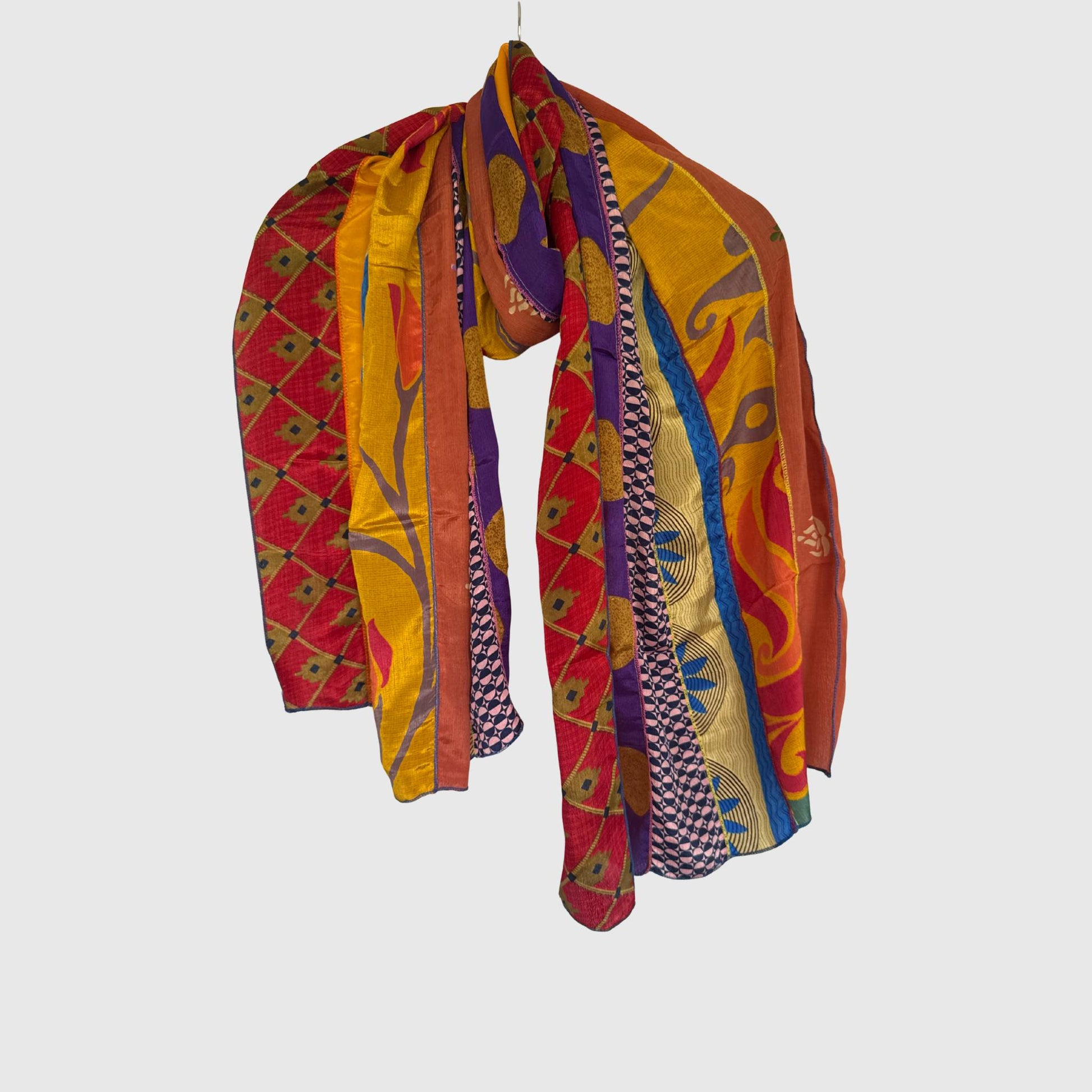 Upcycled Magic Scarf #1405 aus Vintage-Saris in Bunt – Vorderansicht