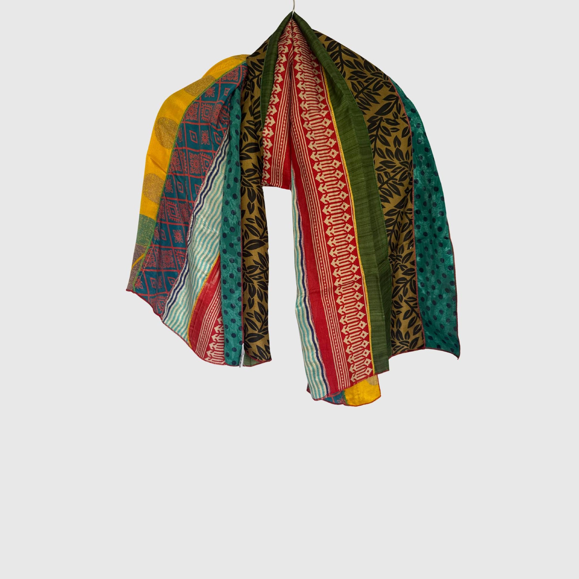 Upcycled Magic Scarf #1407 aus Vintage-Saris in Bunt – Vorderansicht