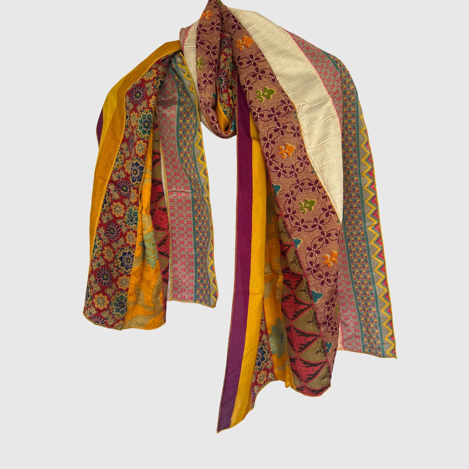 Upcycled Magic Scarf #1408 aus Vintage-Saris in Bunt – Vorderansicht