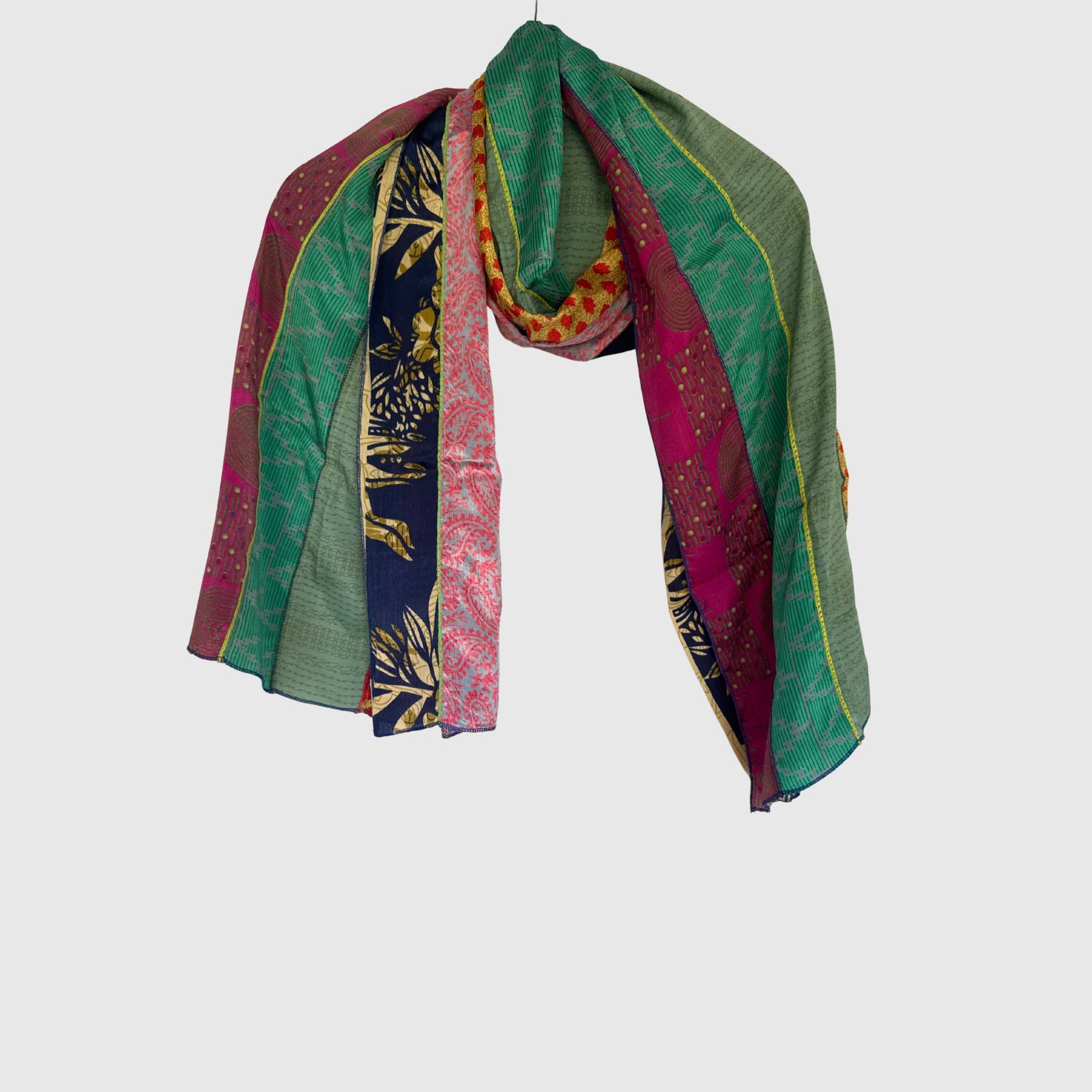 Upcycled Magic Scarf #1409 aus Vintage-Saris in Bunt – Vorderansicht