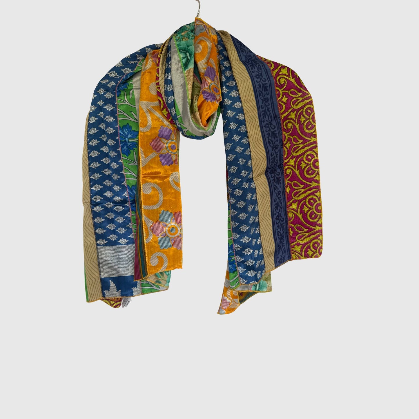 Upcycled Magic Scarf #1410 aus Vintage-Saris in Bunt – Vorderansicht