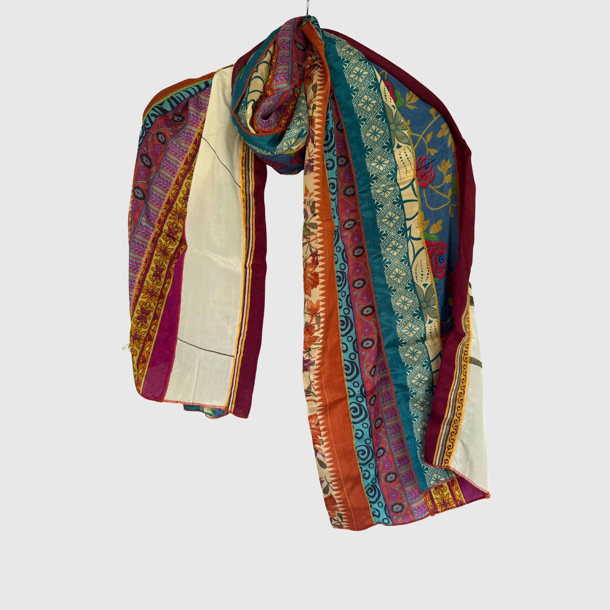 Upcycled Magic Scarf #1412 aus Vintage-Saris in Bunt – Vorderansicht