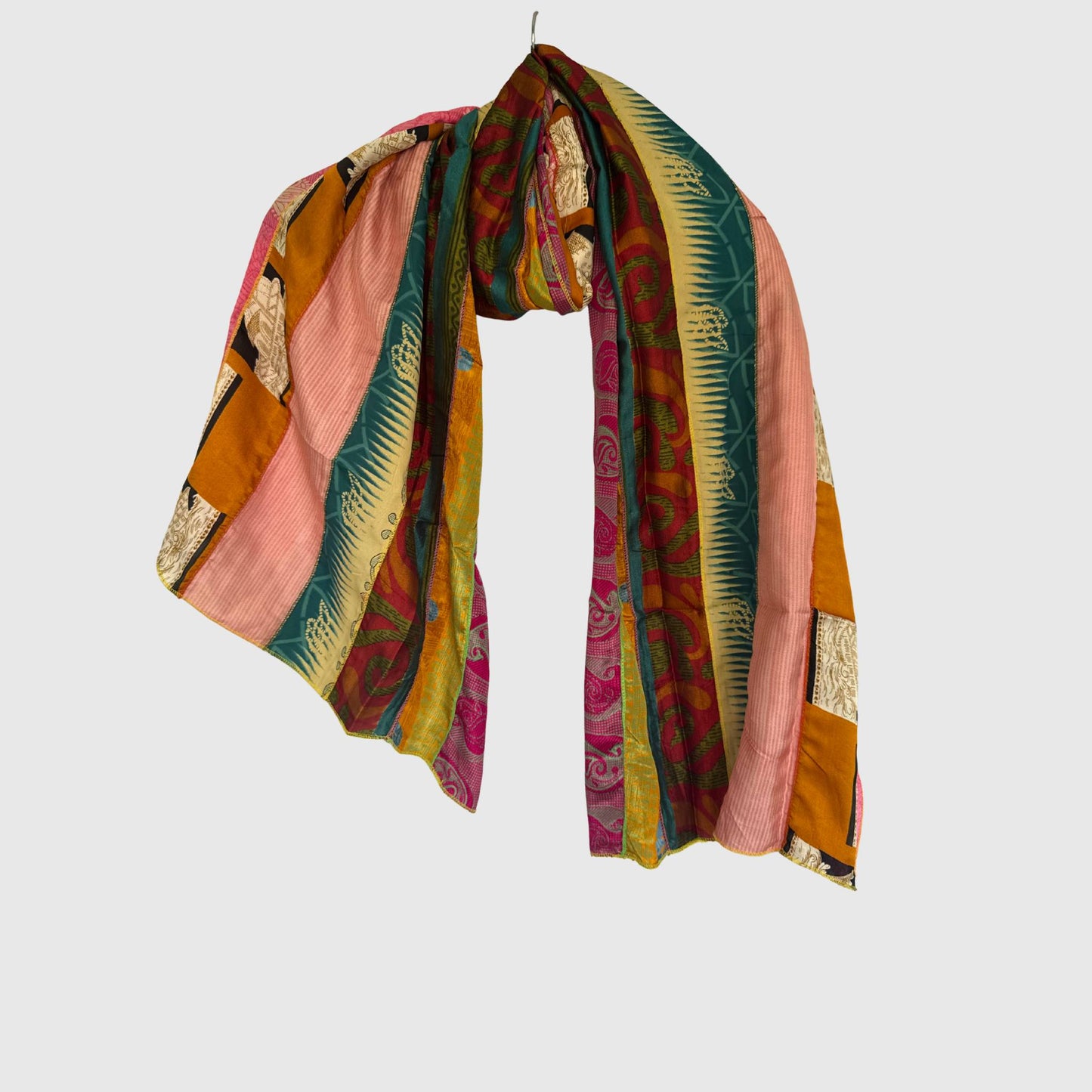 Upcycled Magic Scarf #1414 aus Vintage-Saris in Bunt – Vorderansicht