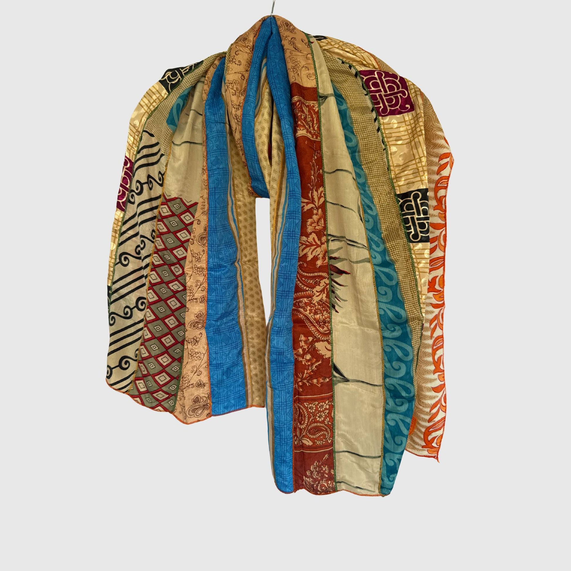 Upcycled Magic Scarf #1415 aus Vintage-Saris in Bunt – Vorderansicht