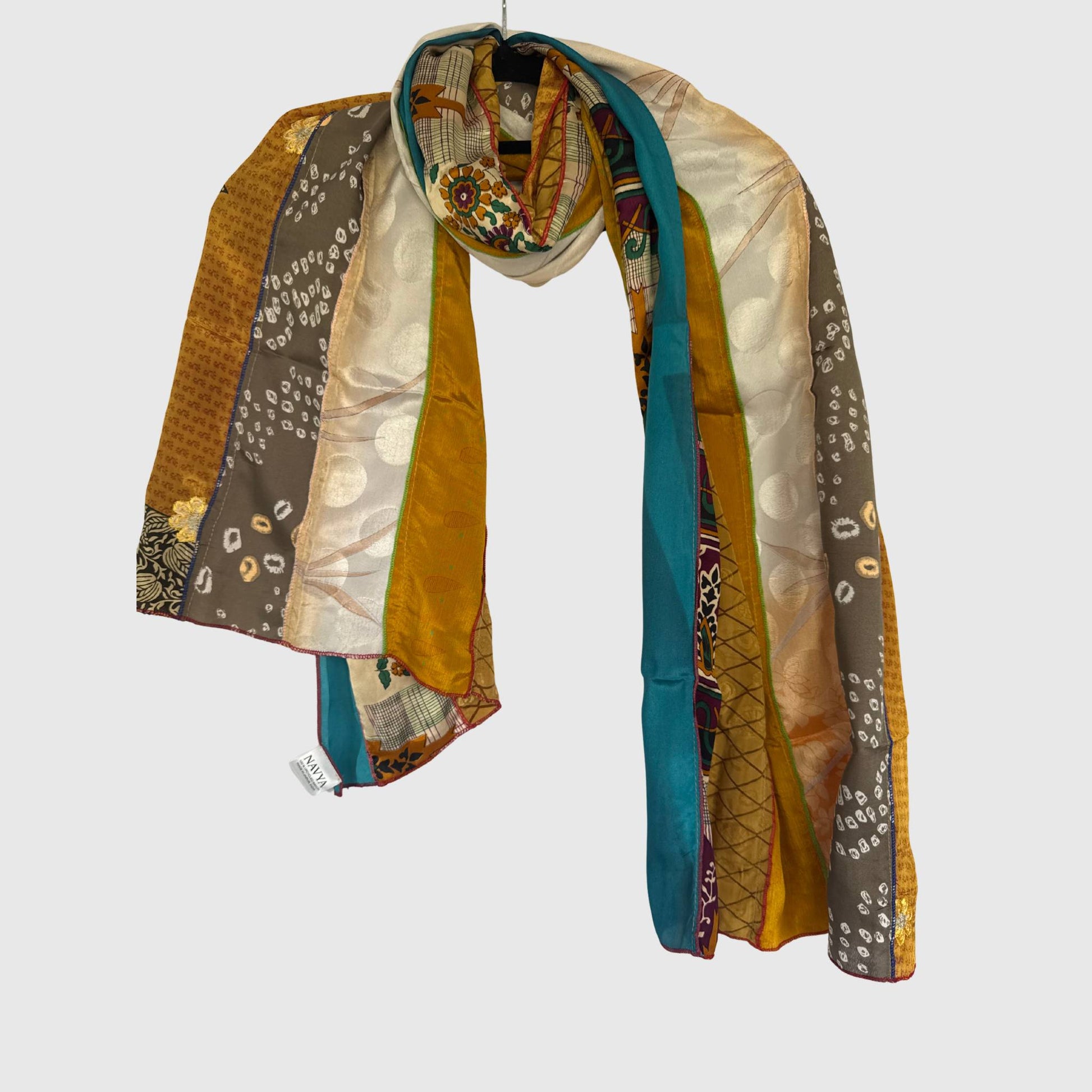 Upcycled Magic Scarf #1416 aus Vintage-Saris in Bunt – Vorderansicht