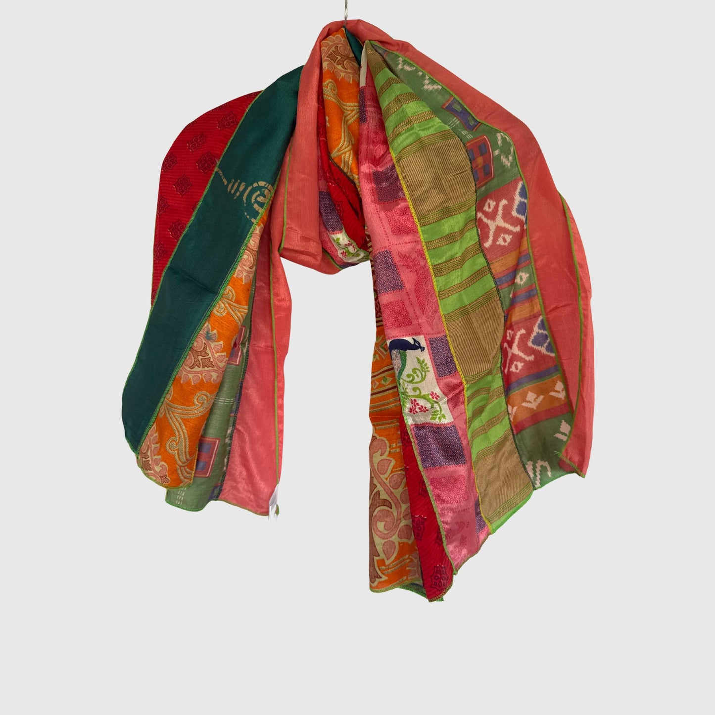 Upcycled Magic Scarf #1419 aus Vintage-Saris in Bunt – Vorderansicht