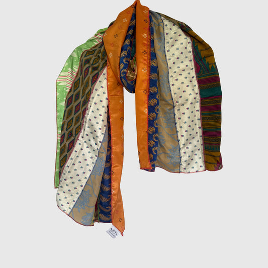 Upcycled Magic Scarf #1421 aus Vintage-Saris in Bunt – Vorderansicht