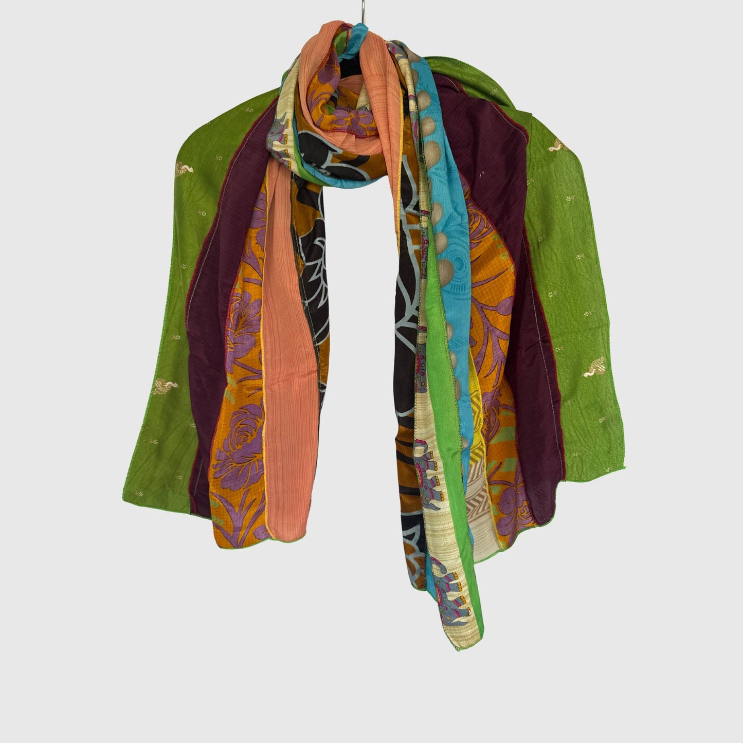 Upcycled Magic Scarf #1422 aus Vintage-Saris in Bunt – Vorderansicht