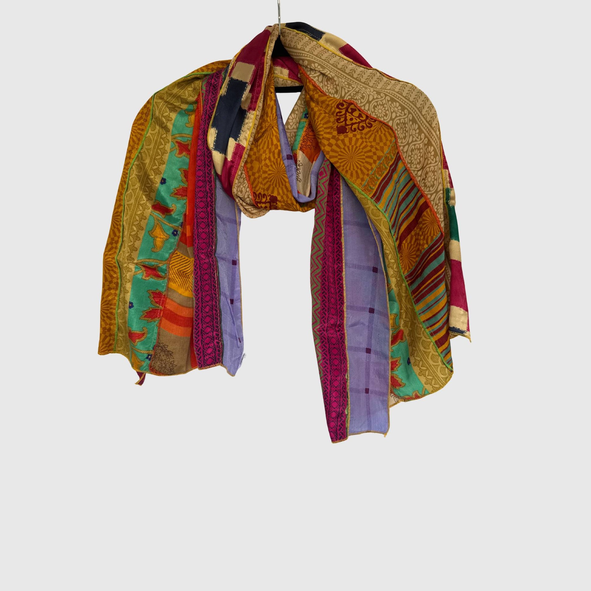 Upcycled Magic Scarf #1430 aus Vintage-Saris in Bunt – Vorderansicht