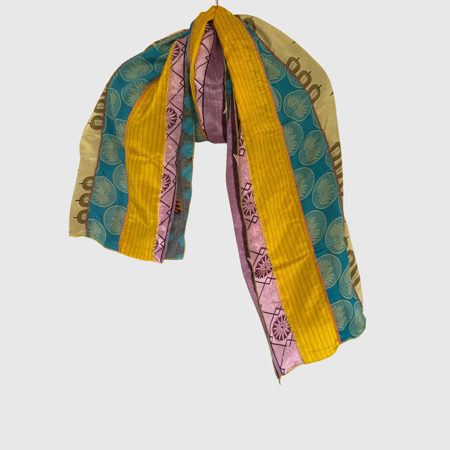 Upcycled Magic Scarf #1431 aus Vintage-Saris in Bunt – Vorderansicht