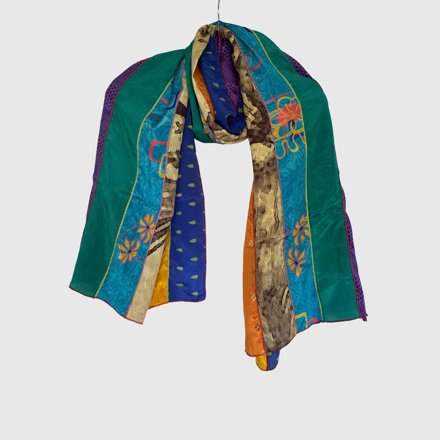 Upcycled Magic Scarf #1432 aus Vintage-Saris in Bunt – Vorderansicht