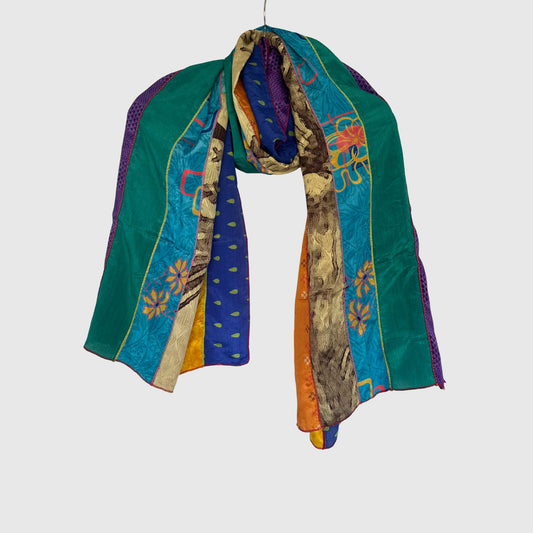 Upcycled Magic Scarf #1432 aus Vintage-Saris in Bunt – Vorderansicht