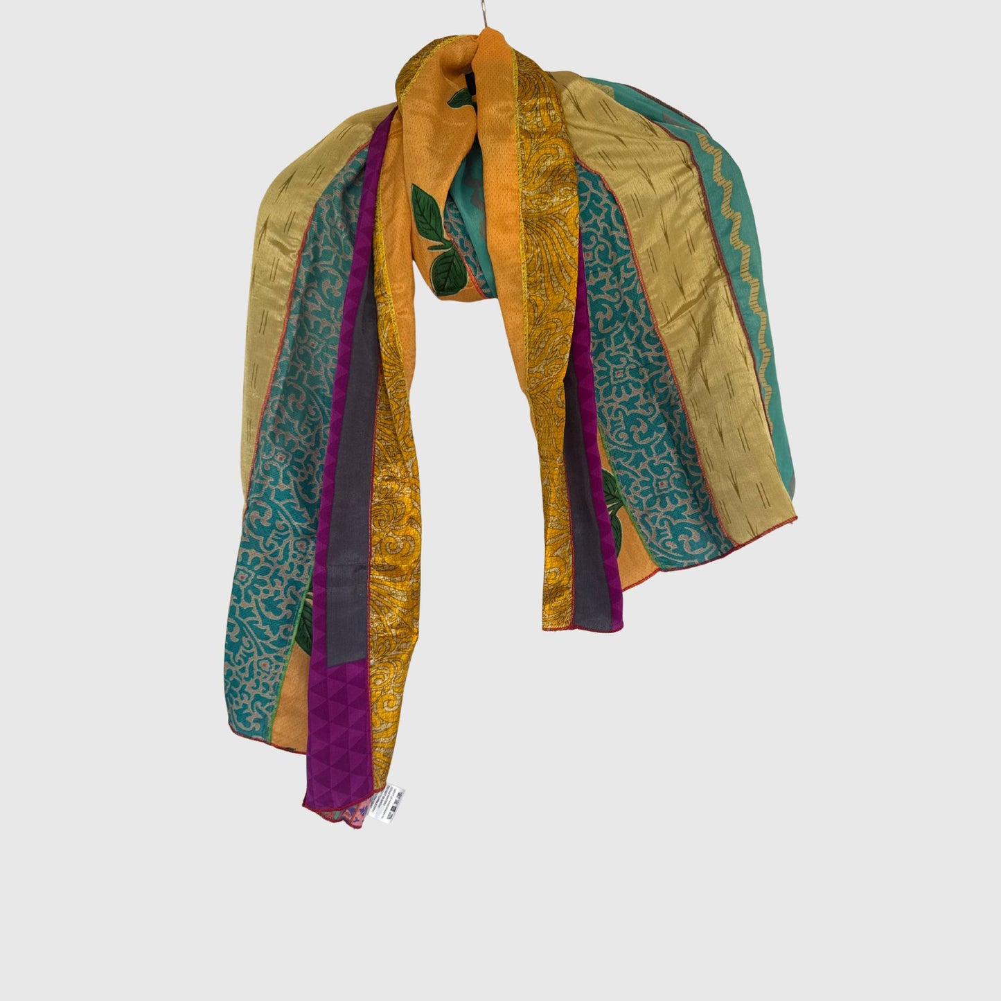 Upcycled Magic Scarf #1433 aus Vintage-Saris in Bunt – Vorderansicht