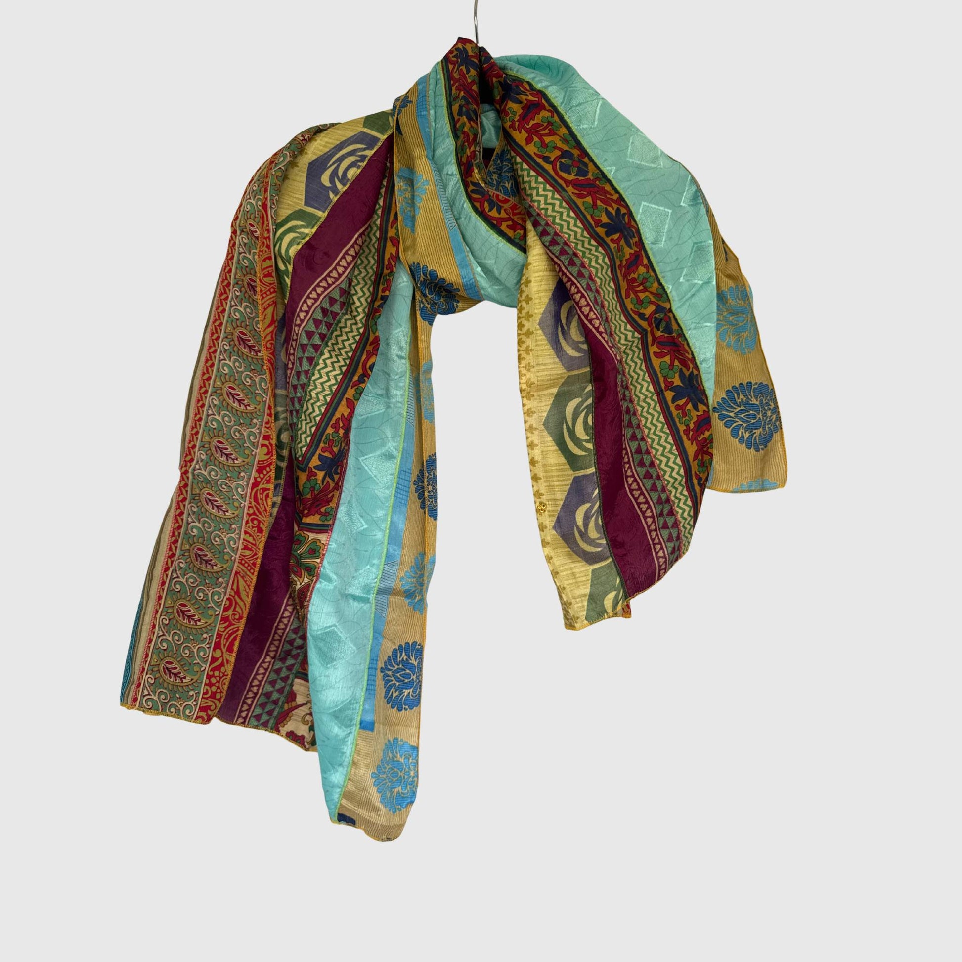 Upcycled Magic Scarf #1434 aus Vintage-Saris in Bunt – Vorderansicht
