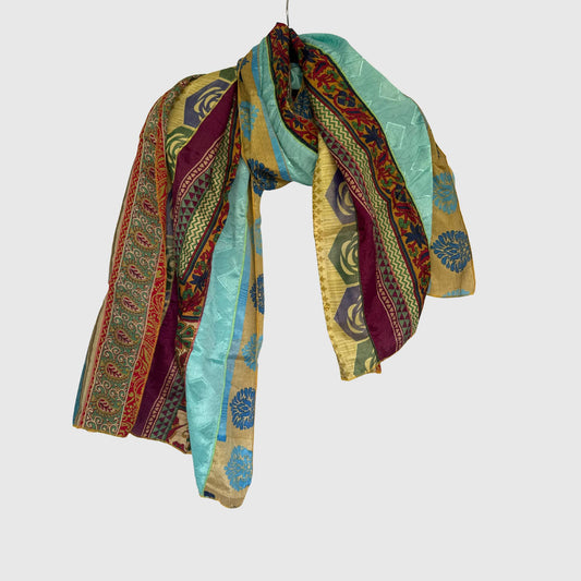 Upcycled Magic Scarf #1434 aus Vintage-Saris in Bunt – Vorderansicht