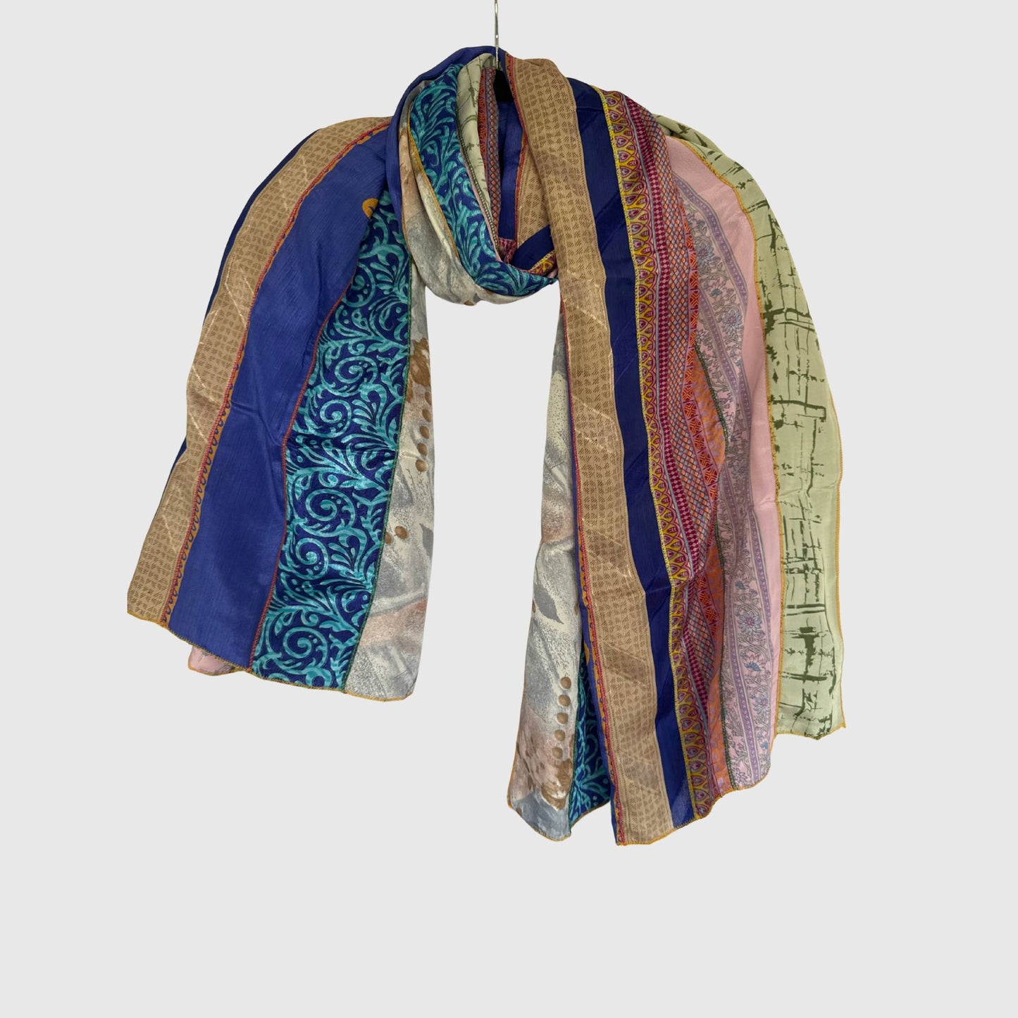 Upcycled Magic Scarf #1439 aus Vintage-Saris in Bunt – Vorderansicht