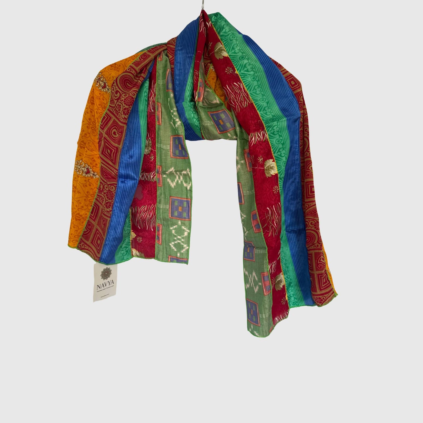 Upcycled Magic Scarf #1440 aus Vintage-Saris in Bunt – Vorderansicht