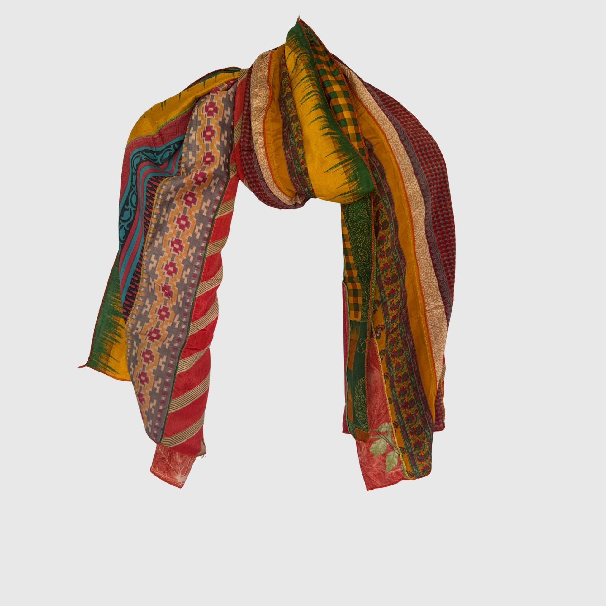 Upcycled Magic Scarf #1444 aus Vintage-Saris in Bunt – Vorderansicht