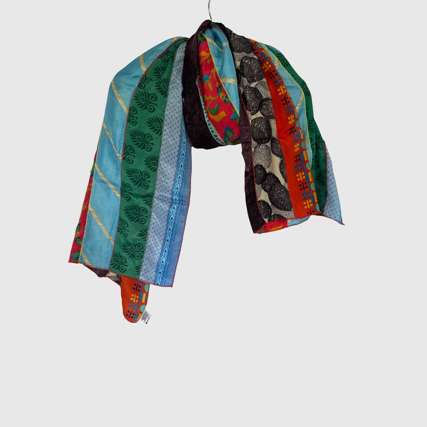 Upcycled Magic Scarf #1447 aus Vintage-Saris in Bunt – Vorderansicht