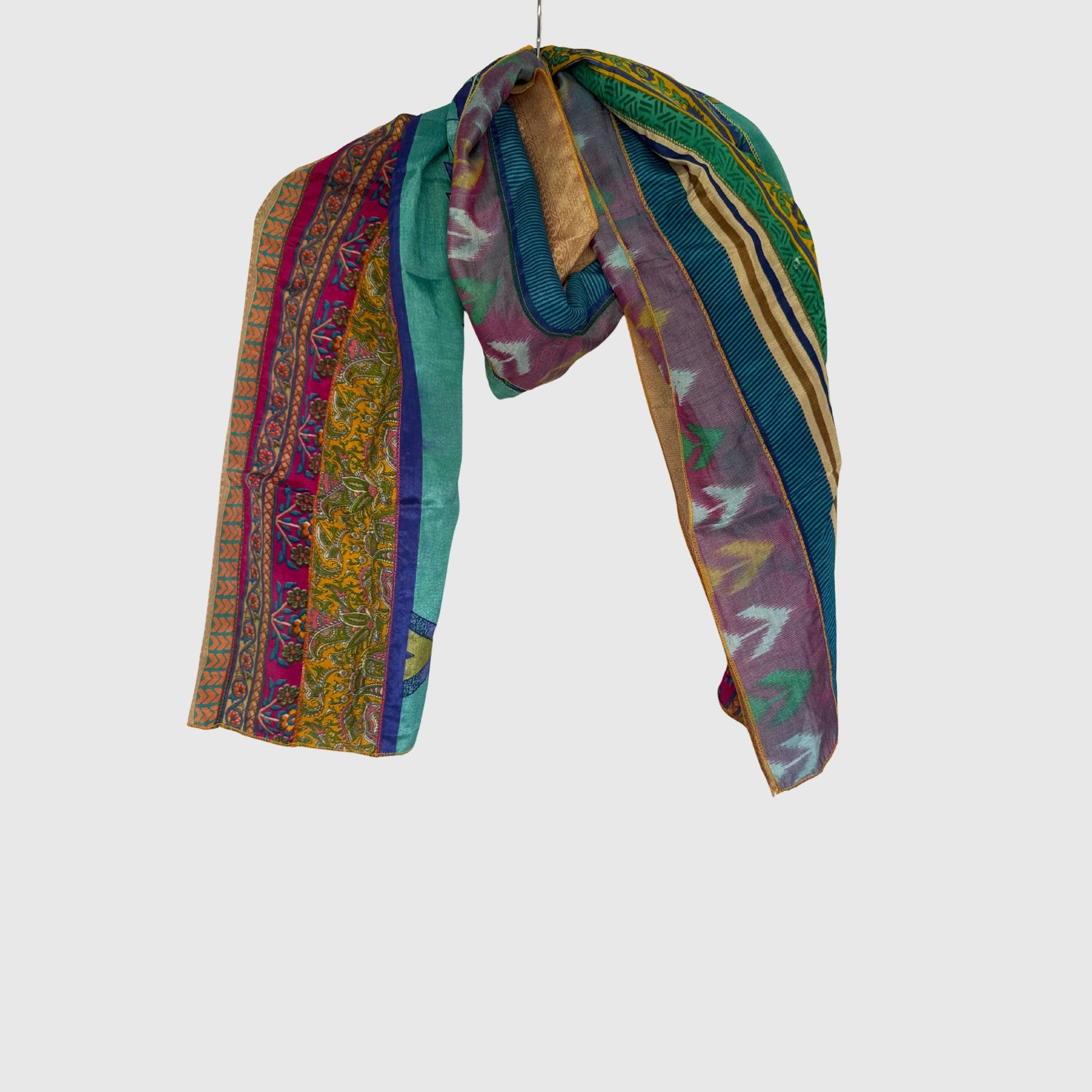 Upcycled Magic Scarf #1449 aus Vintage-Saris in Bunt – Vorderansicht