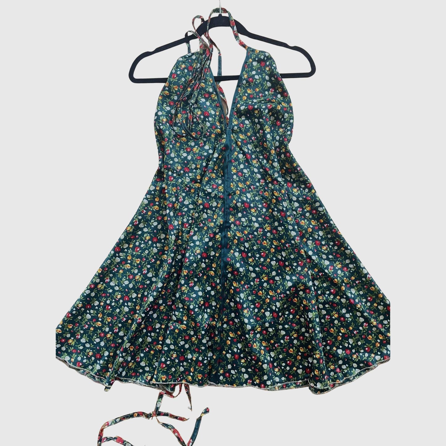 Kurzes Magic Scarf Dress aus upcyceltem Sari in Grün mit Print und goldenen Akzenten, Vorderansicht