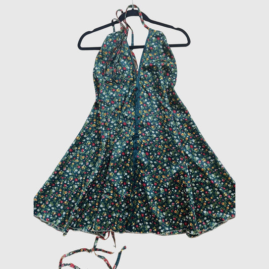 Kurzes Magic Scarf Dress aus upcyceltem Sari in Grün mit Print und goldenen Akzenten, Vorderansicht