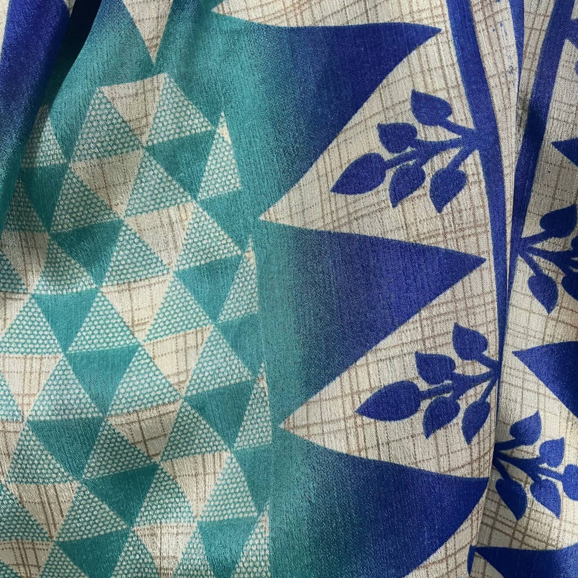 Stoffdetail: upcycelter Sari-Stoff in Blau mit weißen Akzenten