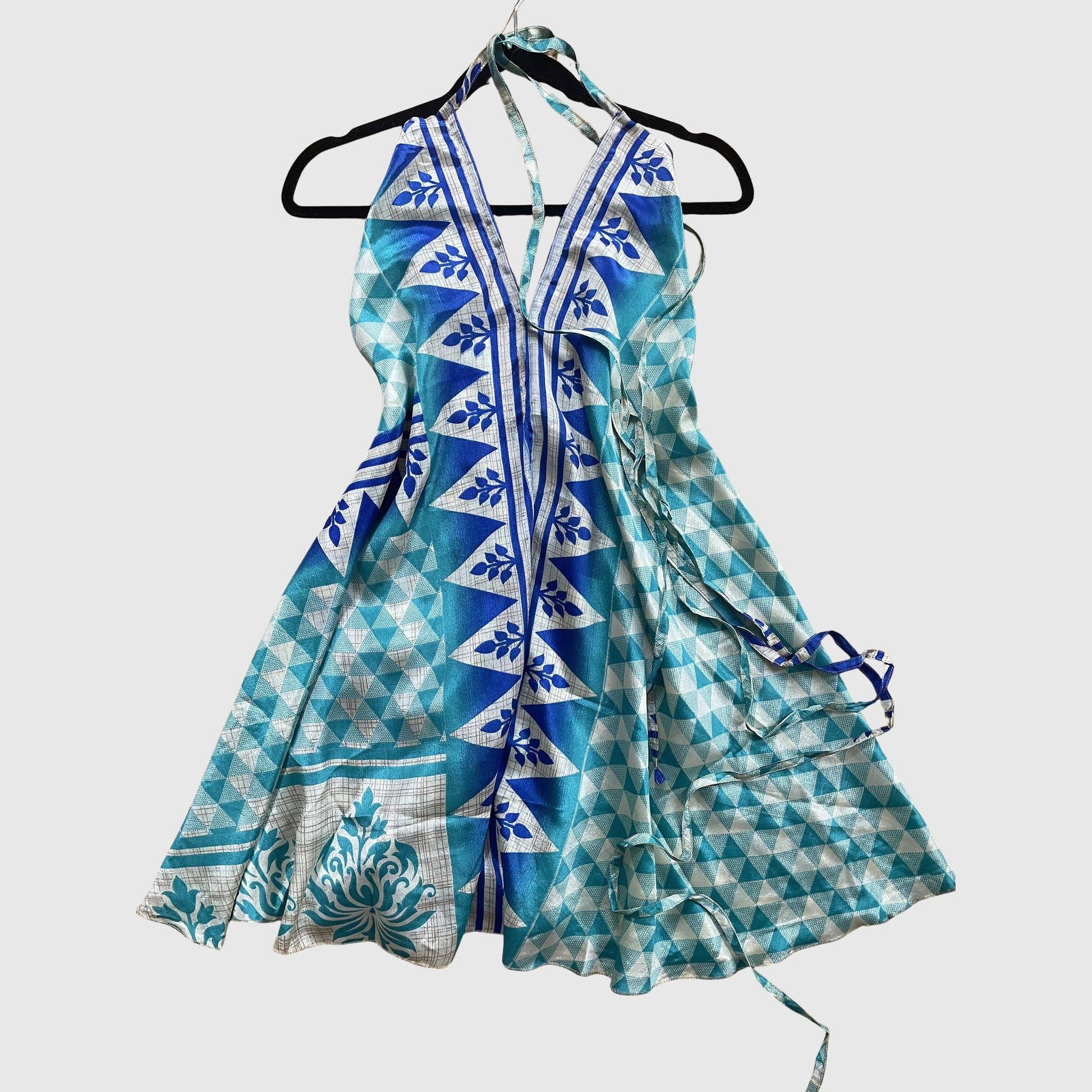 Kurzes Magic Scarf Dress aus upcyceltem Sari in Blau mit Print und weißen Akzenten, Vorderansicht