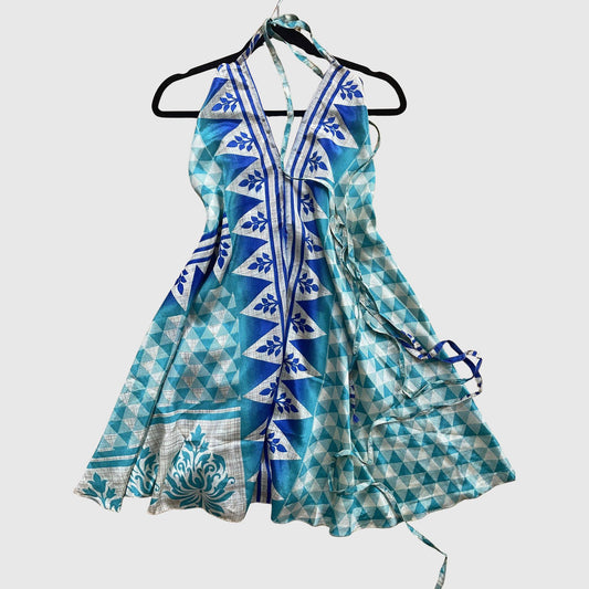Kurzes Magic Scarf Dress aus upcyceltem Sari in Blau mit Print und weißen Akzenten, Vorderansicht