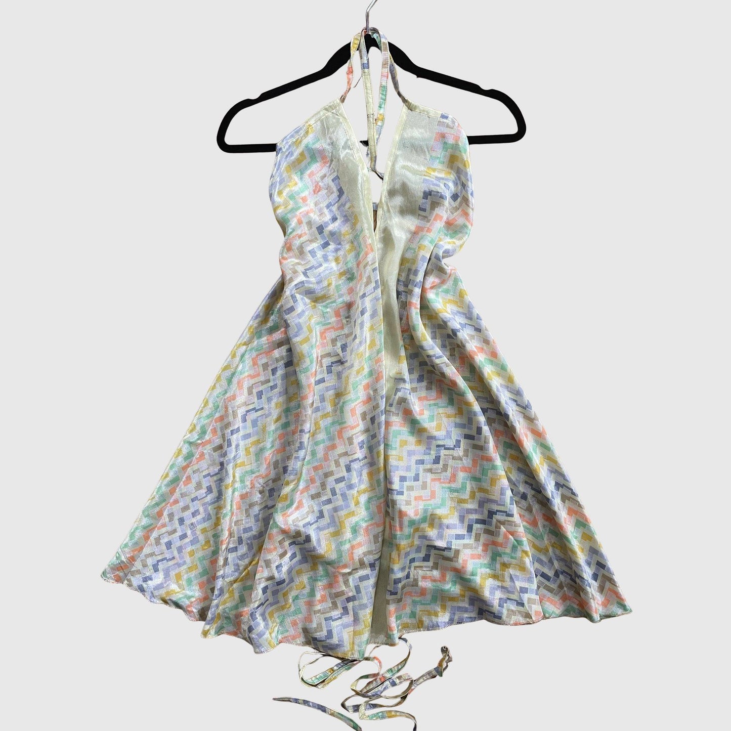 Kurzes Magic Scarf Dress aus upcyceltem Sari in Gelb mit Print und orangen Akzenten, Vorderansicht
