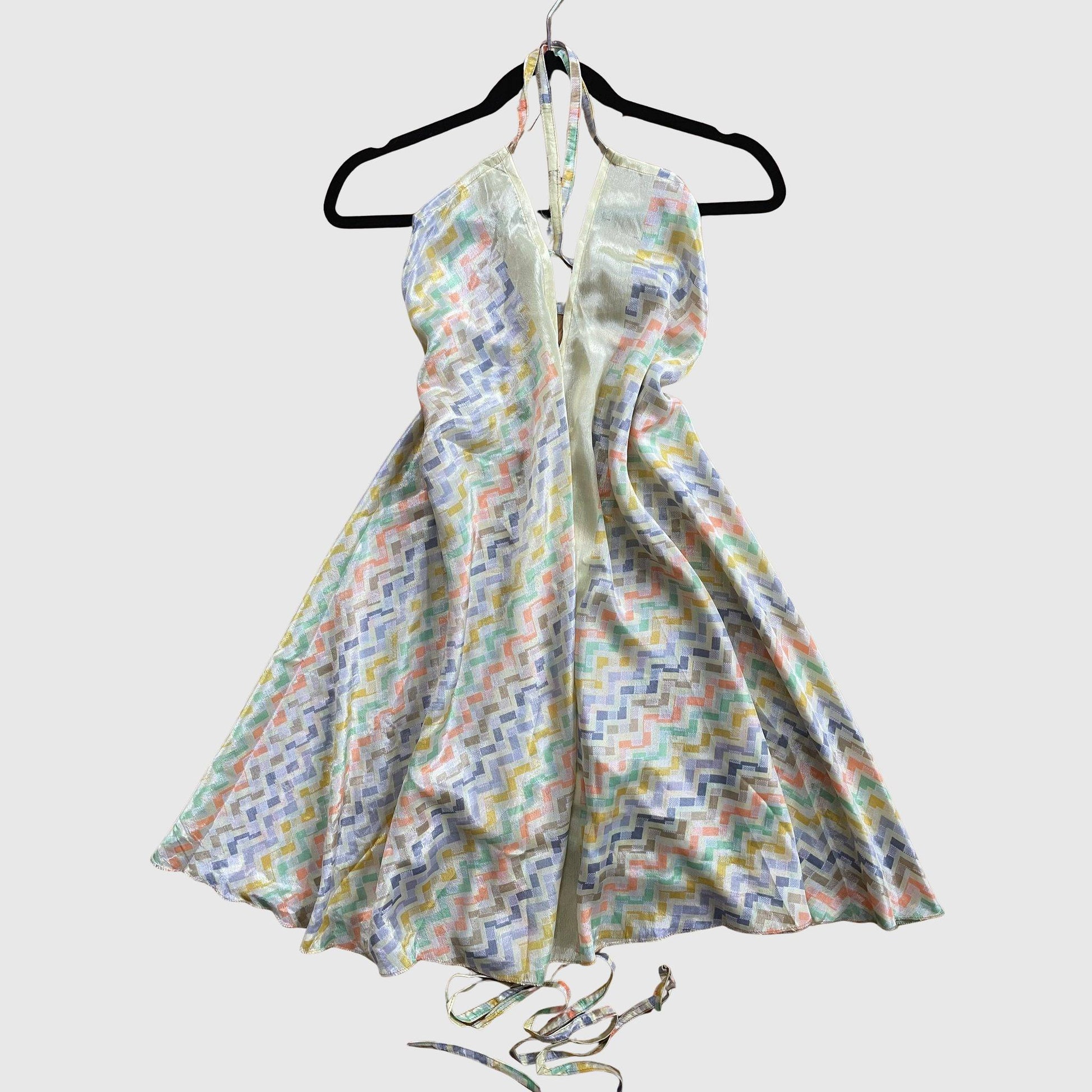 Kurzes Magic Scarf Dress aus upcyceltem Sari in Gelb mit Print und orangen Akzenten, Vorderansicht