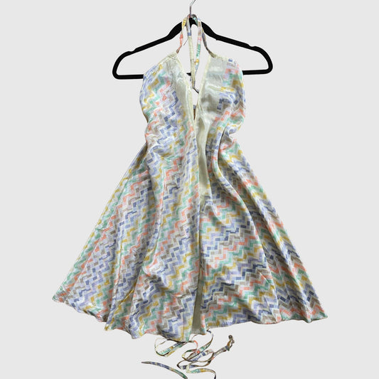Kurzes Magic Scarf Dress aus upcyceltem Sari in Gelb mit Print und orangen Akzenten, Vorderansicht